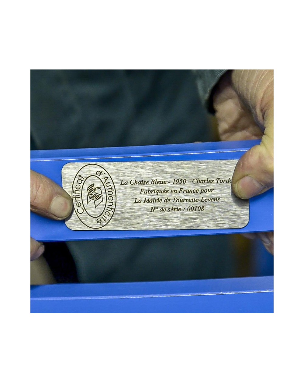 Plaque sur Chaise Bleue Plaque sur Chaise Bleue