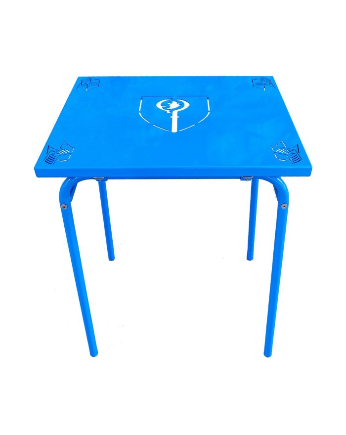 Table en acier avec blason et chaises bleues.