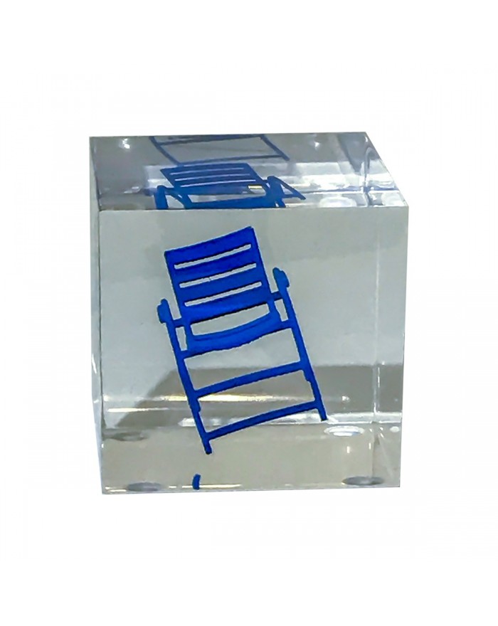 Petit cube transparent renfermant une chaise bleue