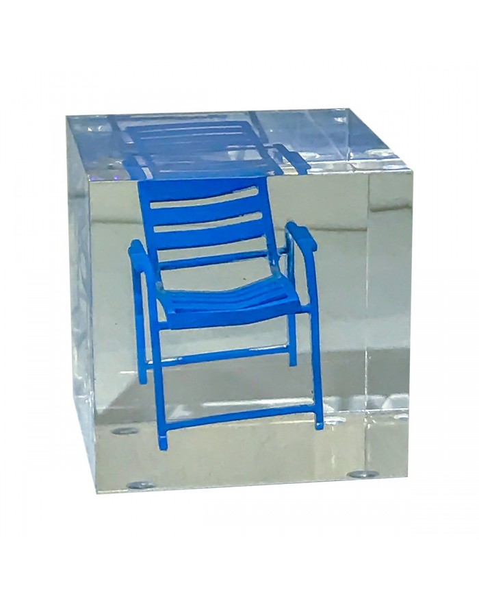 Grand cube transparent avec Chaise Bleue