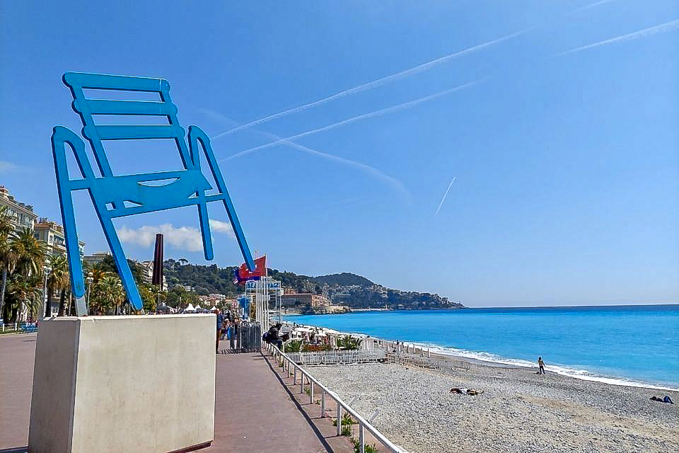 Chaise Bleue de Sab sous un ciel humide en hiver ©Nice Actu
