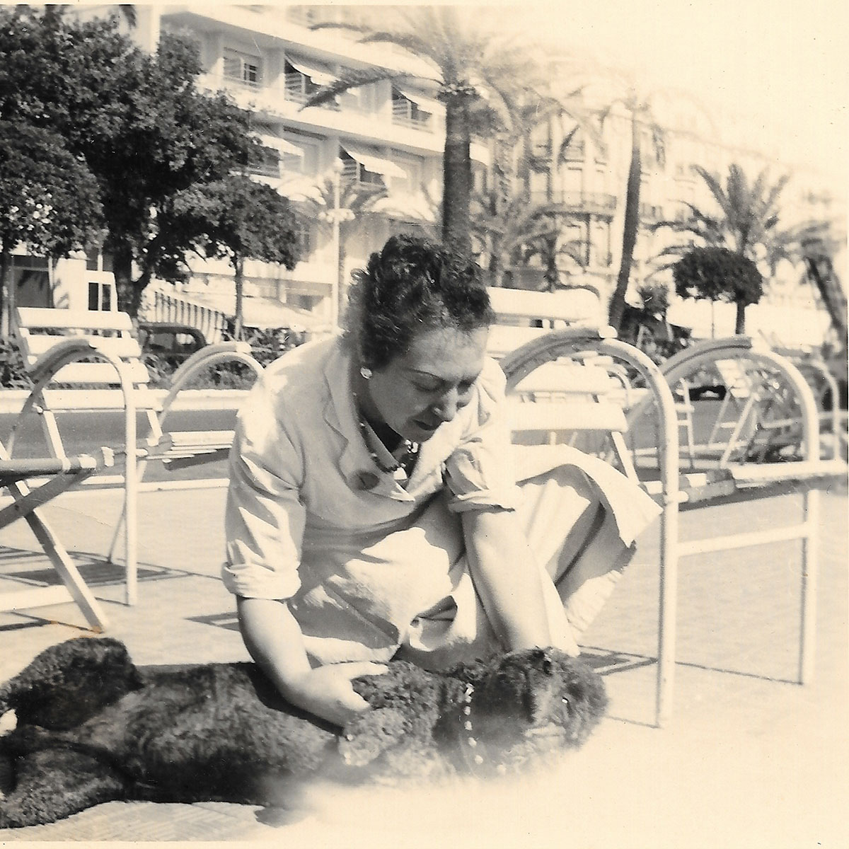 Chaises Bleues en 1952 à Nice. Préfigure le modèle de 1955.