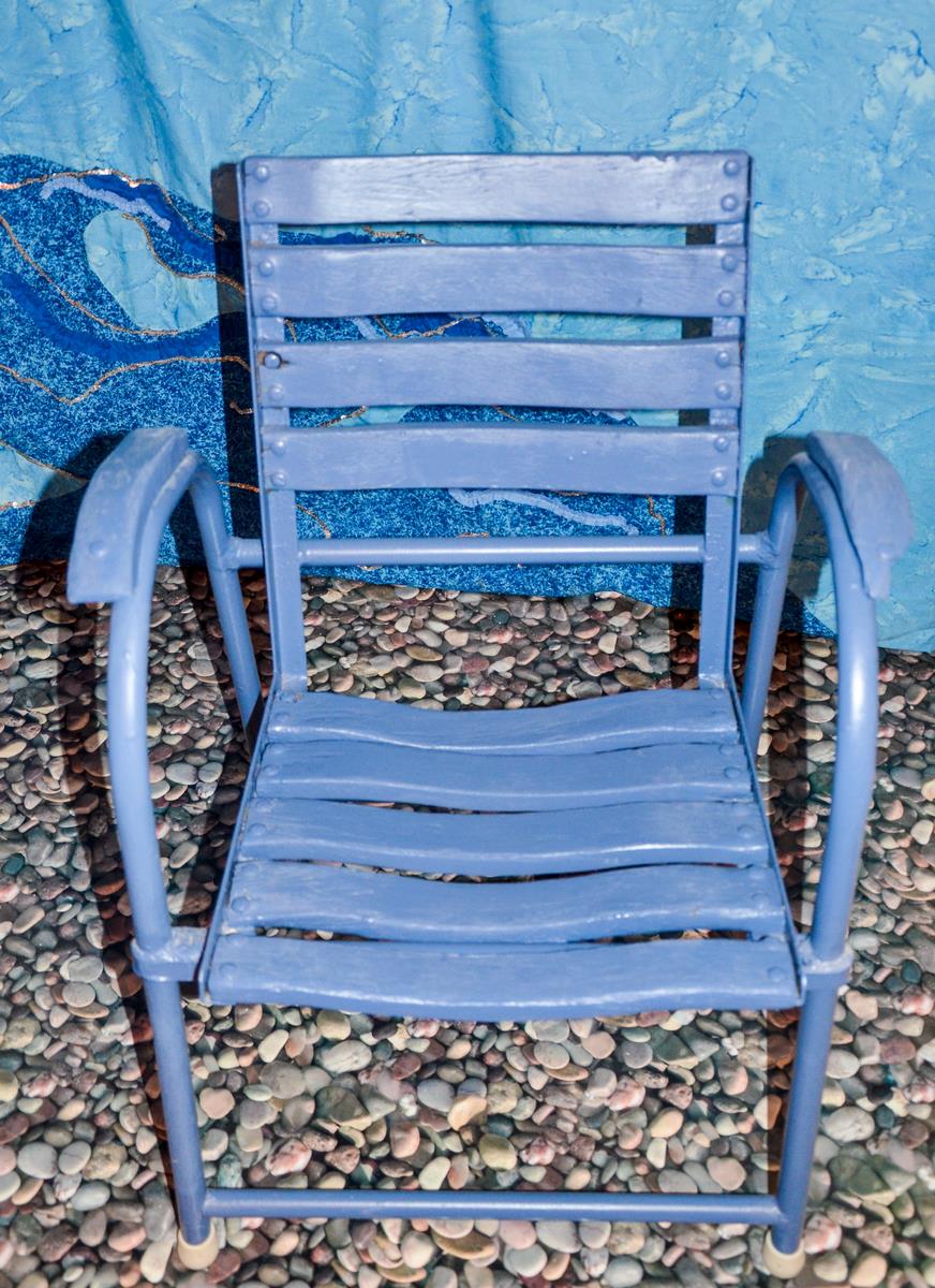 Charles Tordo et une des premières Chaise "Bleue", modèle de 1955, article d'époque, photo 1999.